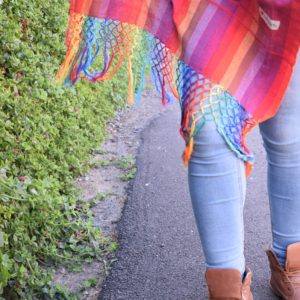 Detalle de la bandolera indajani yee rojo colores cálidos