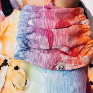 detalle gorro primer plano mochila ergonómica y evolutiva Lenny Lamb, modelo UpGrade, con el colorido diseño Swallows Rainbow Light