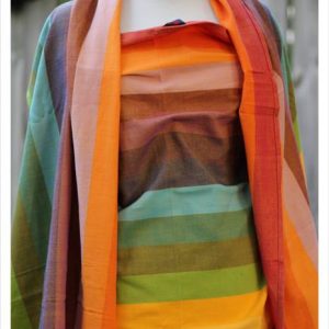 fular tejido Girasol Enfys Fusión de Oro, mostrando sus rayas arcoíris suavizadas por la trama de hilo dorado sobre maniquí