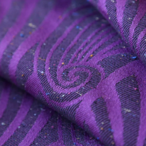 primer plano de la textura de la bandolera Yaro Dandy Purple Black, mostrando el patrón de remolinos morados sobre fondo negro con sutiles motas de colores
