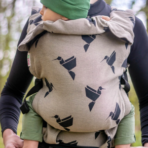 detalle panel de la mochila ergonómica MoniLu Uni Start, de color arena con estampado de colibríes negros