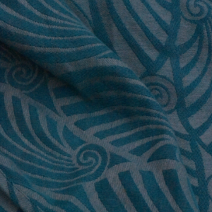 Primer plano de la textura del tejido Jacquard del fular Yaro Dandy, mostrando el contraste de hilos azules y grises.