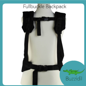 Vista de maniquí mostrando la configuración clásica de tirantes rectos (en H) con broche conector de seguridad para mochilas ergonómicas.