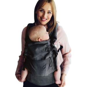 Madre porteando a su bebé dormido en mochila ergonómica Little Frog Prime color gris oscuro (Slate Moonstone), mostrando el ajuste correcto desde el primer mes.