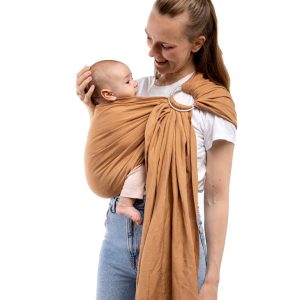 Fotografía con fondo blanco de catálogo de madre mostrando la postura y la caída de la tela de la bandolera de anillas Boba Ring Sling Rye Brown.