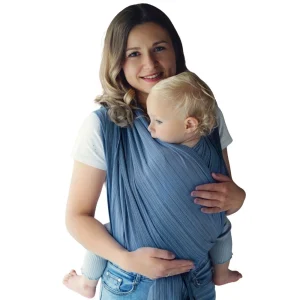 Fotografía recortada con fondo blanco para catálogo de madre sonriendo con su bebé ergonómicamente porteado en el fular tejido azul Little Frog Celestina.