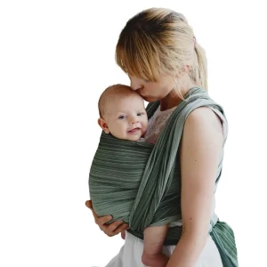 Fotografía recortada con fondo blanco para catálogo de madre besando a su bebé ergonómicamente alojado en el fular tejido verde Little Frog Verdelite.
