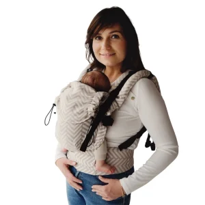 Fotografía recortada con fondo blanco de madre con bebé en la mochila evolutiva Little Frog Prime V3 Calm Miles, idónea para ficha de producto.
