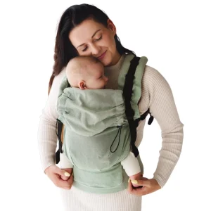 Fotografía recortada con fondo blanco de madre con bebé porteado en la mochila evolutiva Little Frog Prime V3 Sage Moonstone, ideal para catálogo.